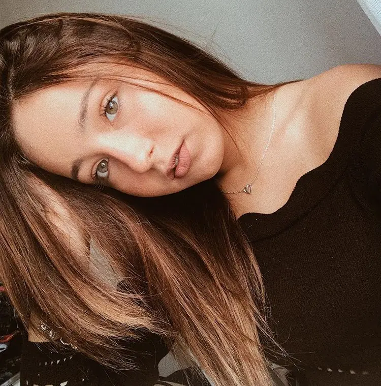Fernanda, hermosa petisa de ojos cafe