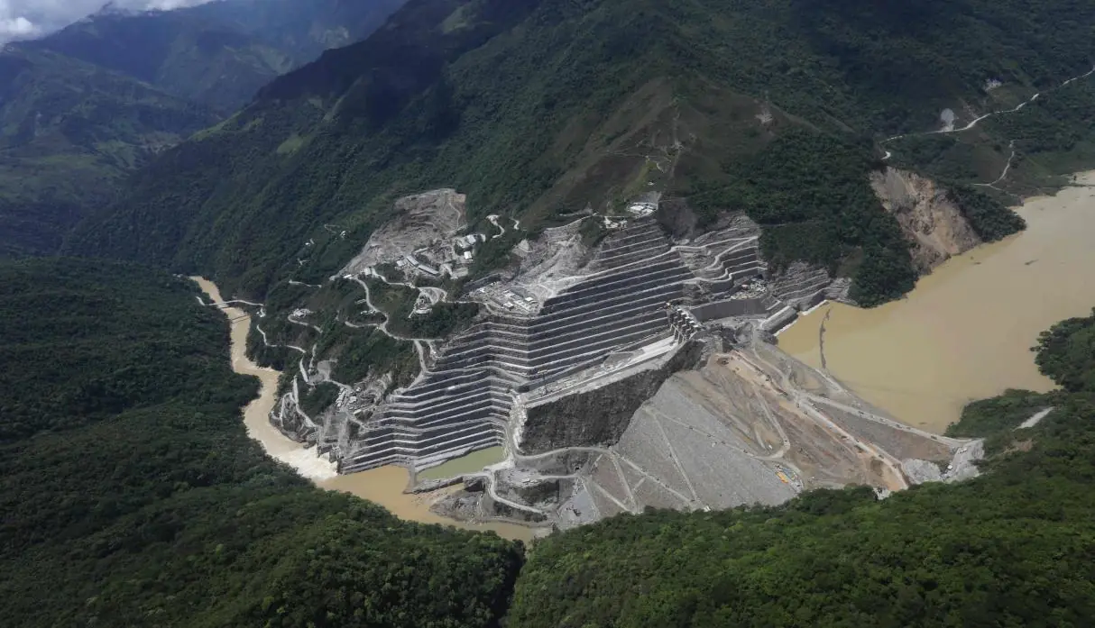 Pánico en Colombia por posible ruptura de gigantesca presa