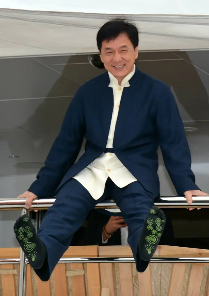Jackie Chan (vida completa y películas) pasa y conocelo