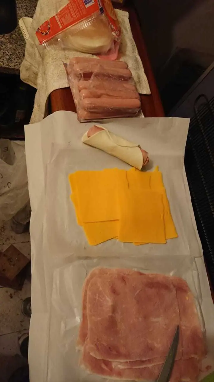 Salchichas envueltas en tapas de empanadas