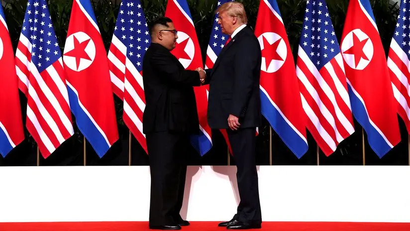URG, Trump de rodillas ante el rey Kim Jon-Un