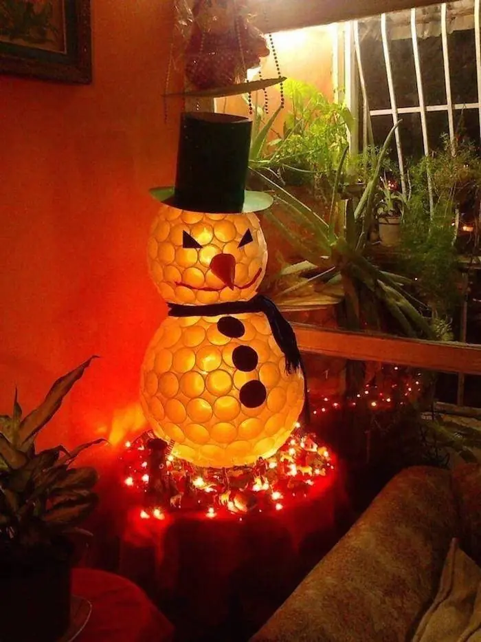 No tenes para arbolitos navideños, adornos? usa la cabeza!