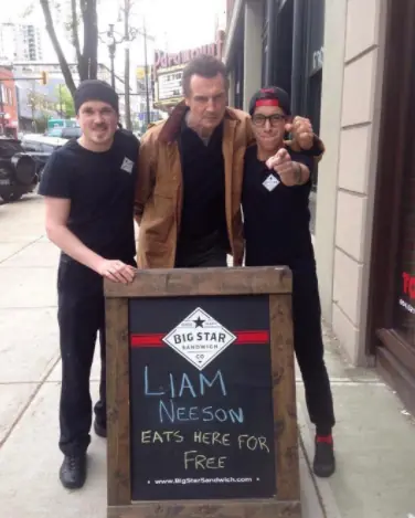 Puso anuncio Liam Neeson come gratis aquí, apareció el actor