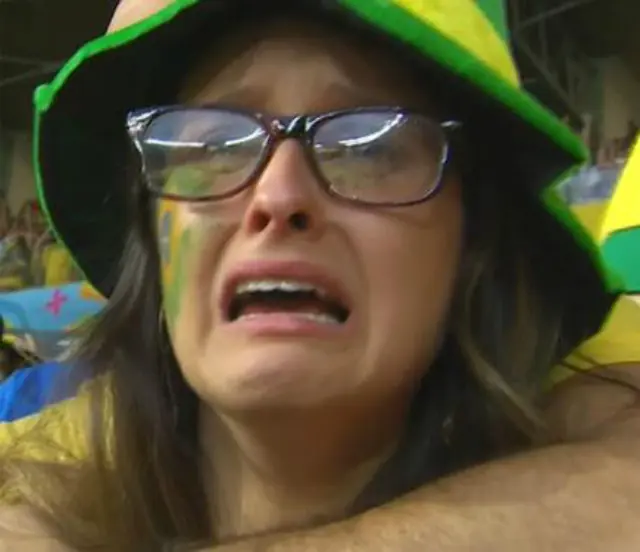Dibuje a hincha brasilera llorando y te lo muestro