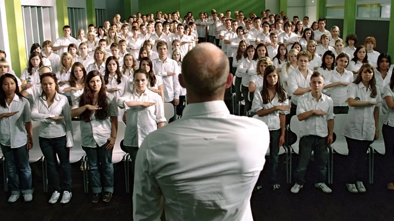 Ensayo de "La Ola" según la propaganda política