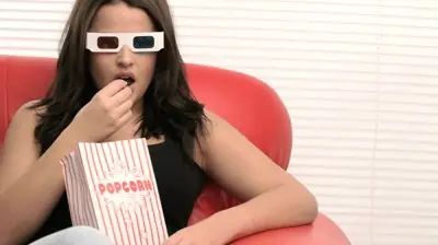 Deja que la nena se ponga sus lentes 3D, que lo mire!