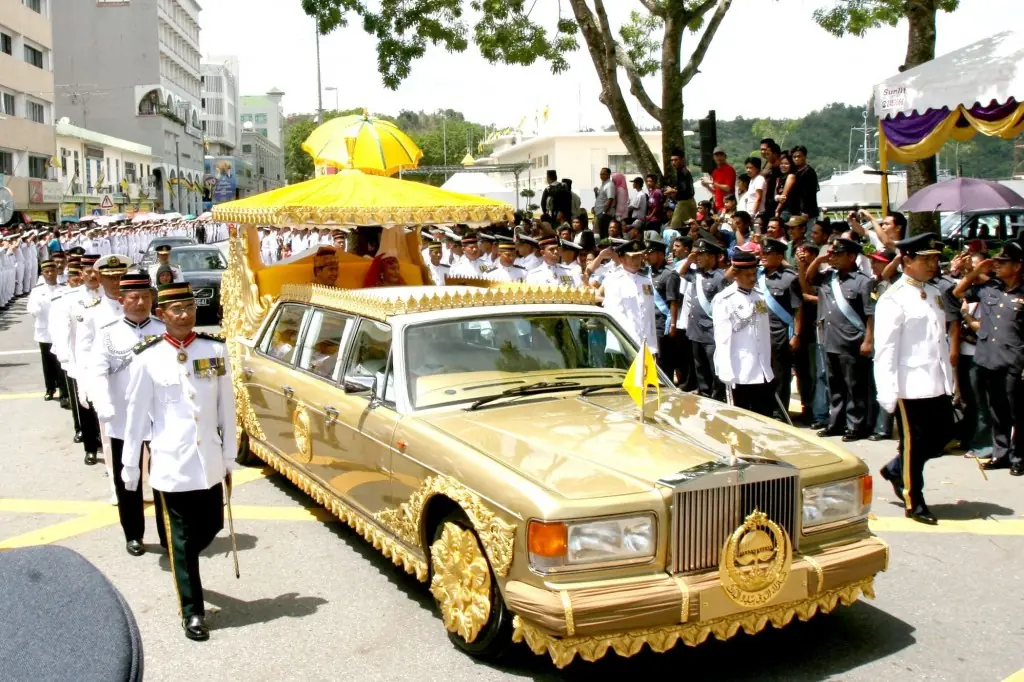 La lujosa vida del Sultán de Brunéi,tiene más de 5mil Autos!