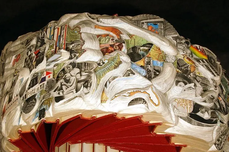 Cirujano de libros, los talla con instrumentos de cirugía