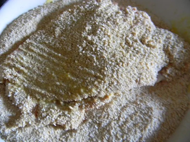 Milanesas rellenas de jamón y queso con puré saborizado.