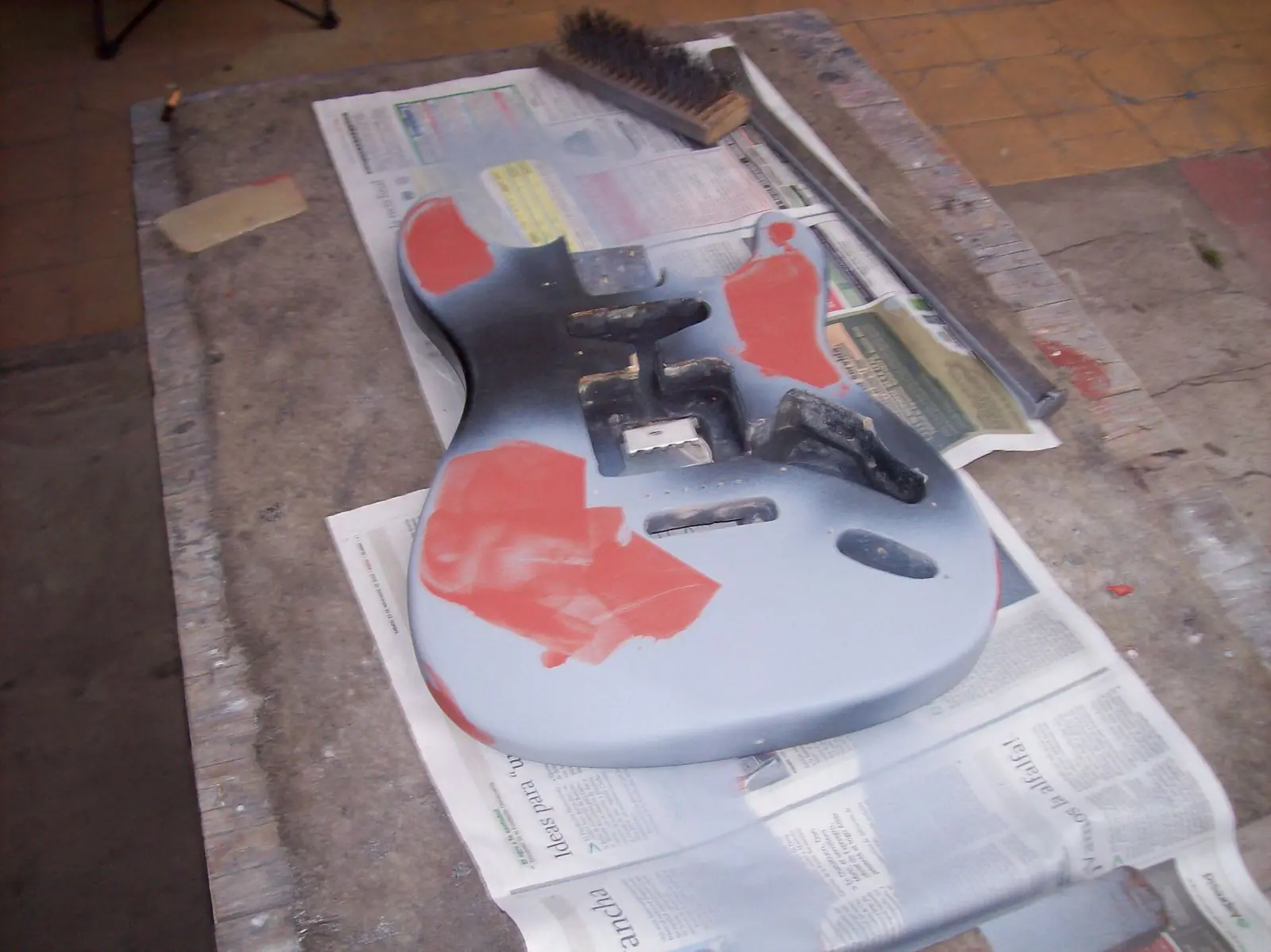 jugando al luthier, pinte mi guitarra (resubido)