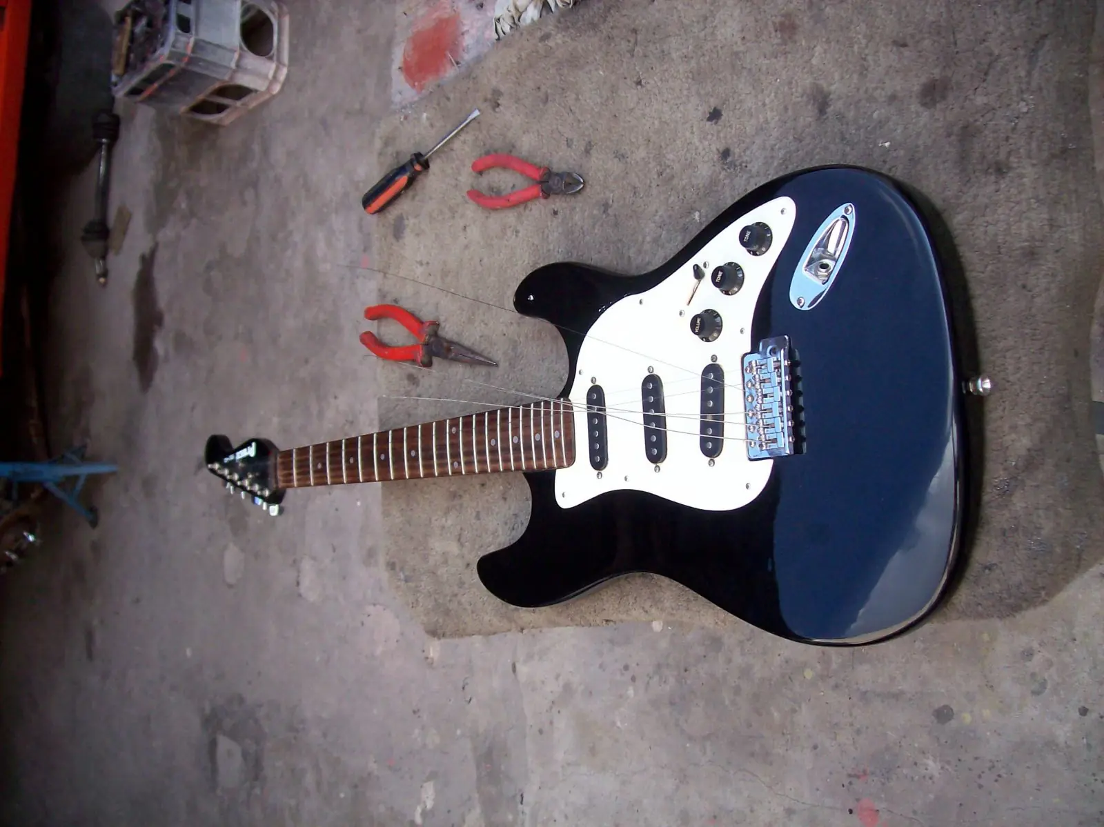 jugando al luthier, pinte mi guitarra (resubido)