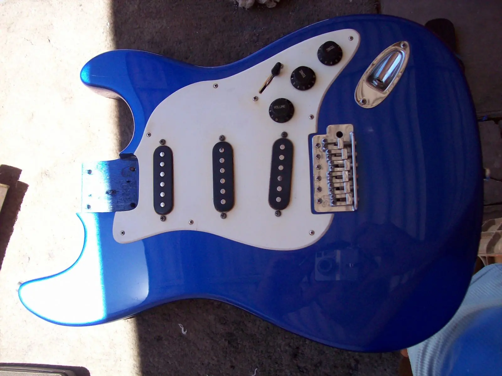 jugando al luthier, pinte mi guitarra (resubido)