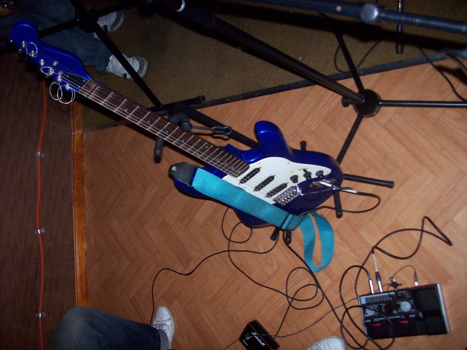 jugando al luthier, pinte mi guitarra (resubido)