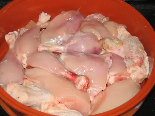 Pollo en salsa verde con queso