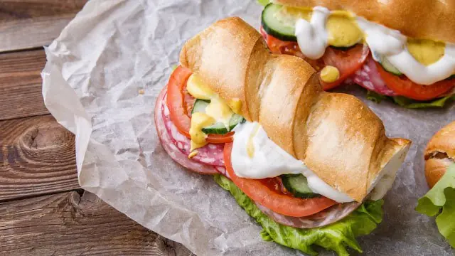 Vegana se entera que la mayonesa está hecha de huevo