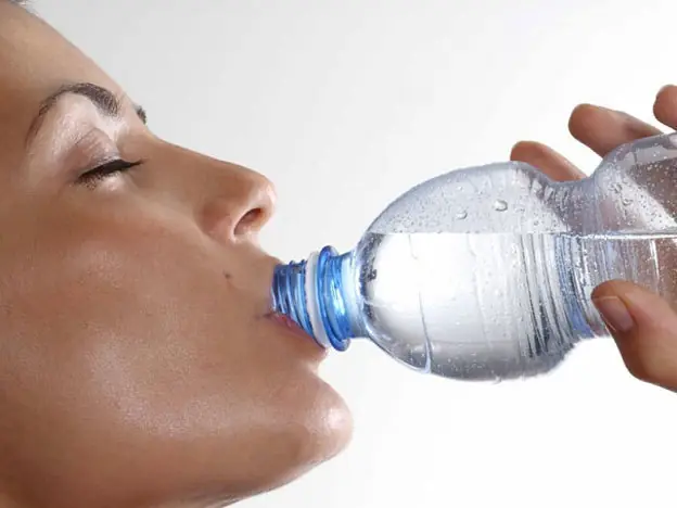 No creerás lo que causa beber tres litros de agua diarios