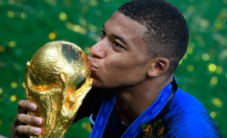 Solo tiene 19 años y ya beso la copa del mundo