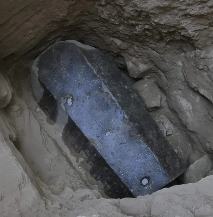 Descubren cabeza gigante de piedra y sarcófago negro-Egipto