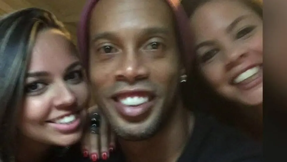 Ronaldinho le propuso matrimonio a sus 2 novias a la vez