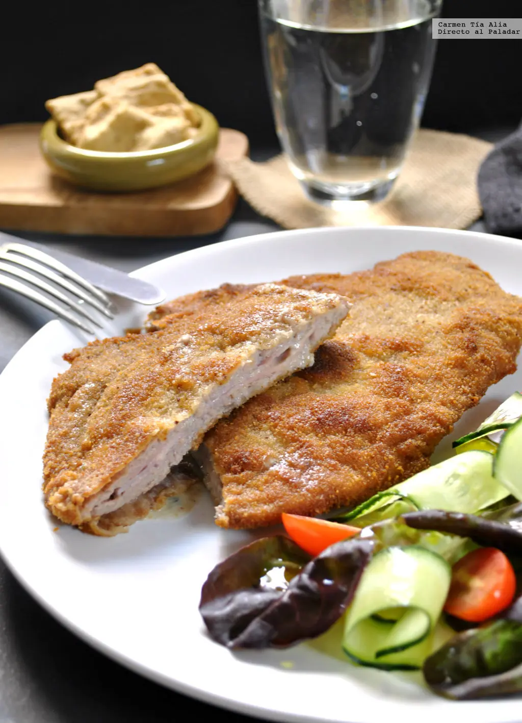 Cachopo empanizado de jamón cocido y queso azul, rico