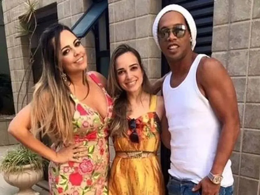 Ronaldinho le propuso matrimonio a sus 2 novias a la vez