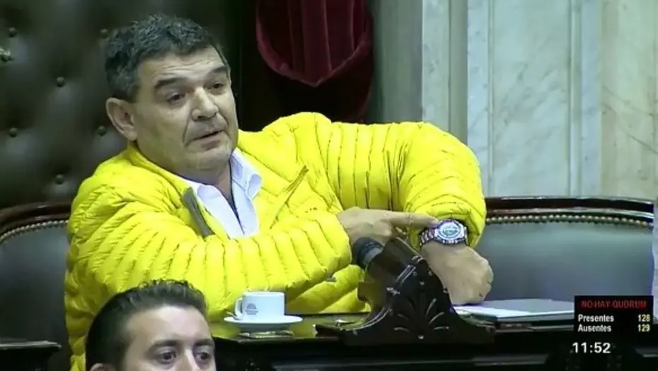 Quien es el diputado de la campera amarilla? Alfredo Olmedo
