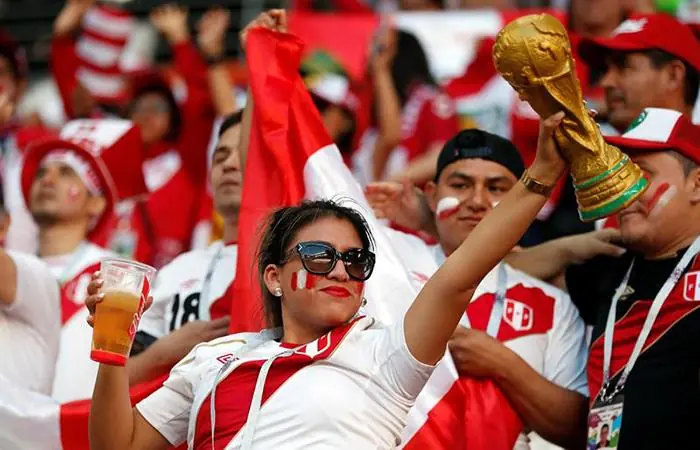 lindas hinchas peruanas