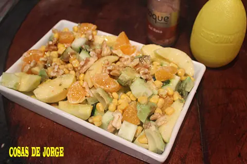 Ensalada de aguacate, mandarina, manzana y sal rosa