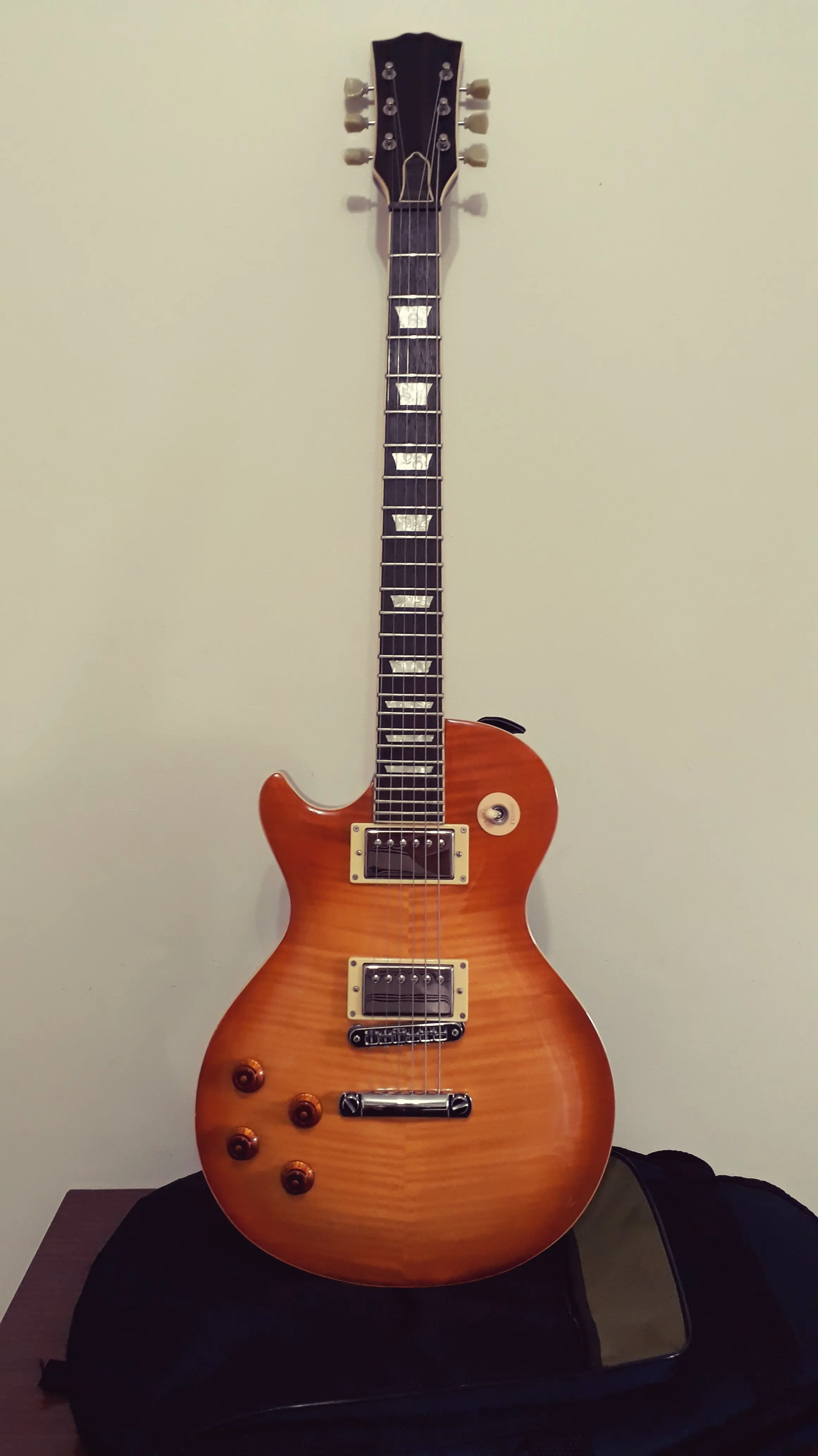Me hice un guitarra electrica LP
