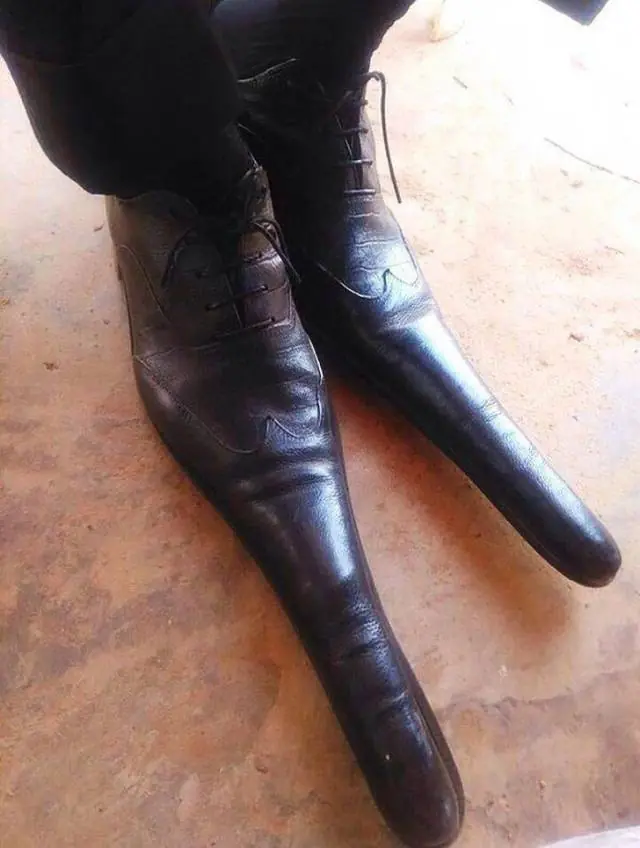 este