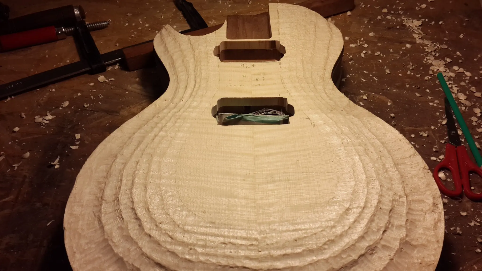 Me hice un guitarra electrica LP