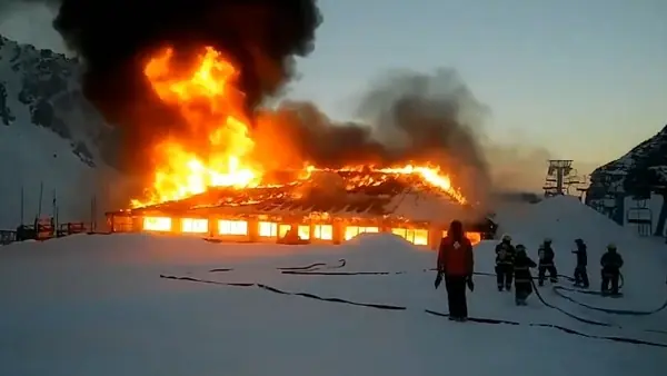 Jovenes de Cambiemos habrian incendiado una confiteria.