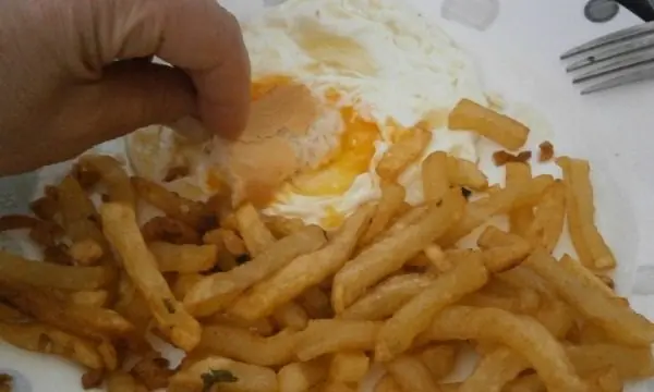 Mi cena: Huevo frito con papatas fritas, has flipao eh?