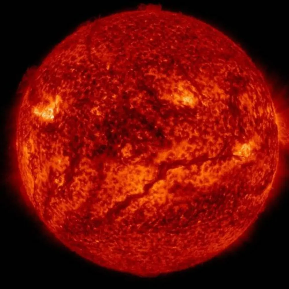 Hibonita,cristal azul revela los violentos inicios del Sol