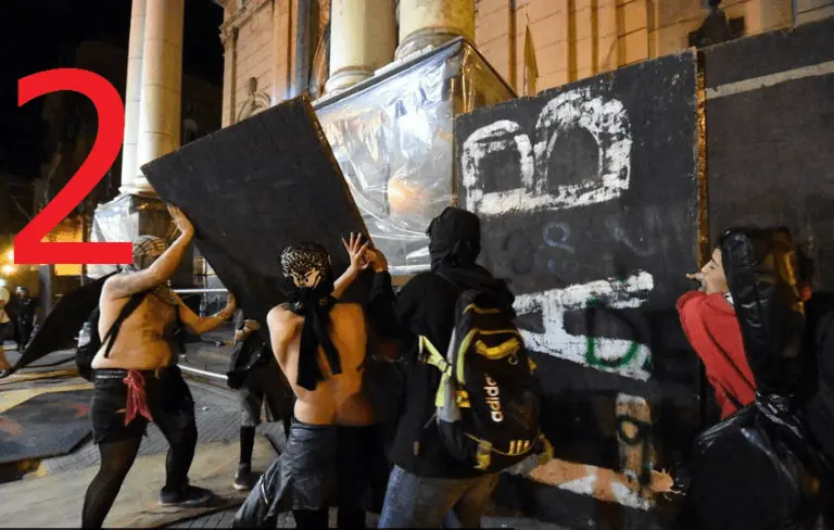 URGENTE: Feministas planean quema de iglesias y masacres