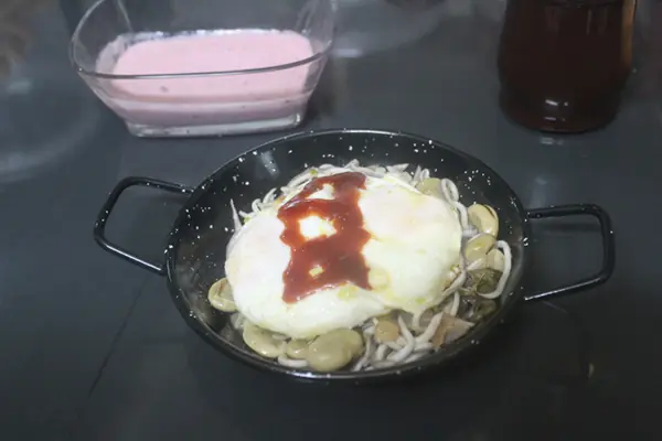 Gulas con habas y huevos fritos