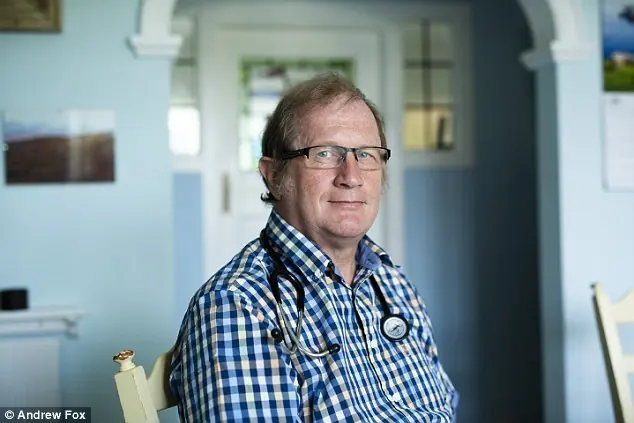 Médico despedido por opinar que el género se determina al na