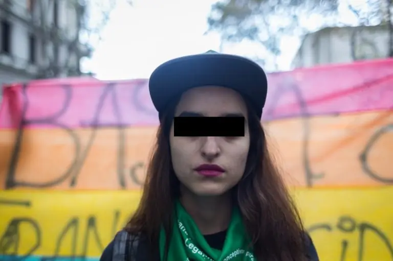 Golpearon a 3 chicas en el tren por tener pañuelos verdes