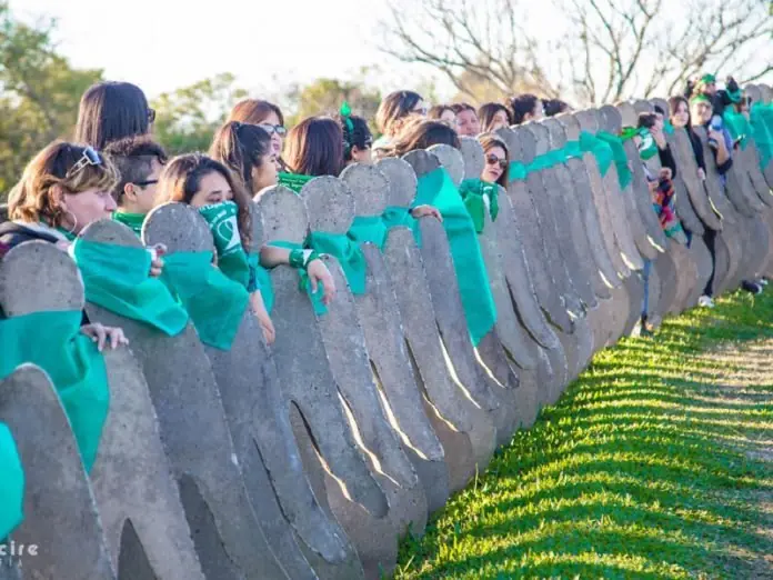 Pañuelazo en monumento a héroes de malvinas