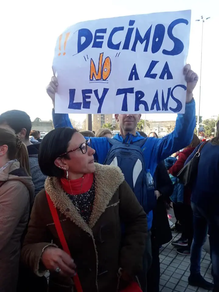 No a la ley trans hagamos top a los manifestantes