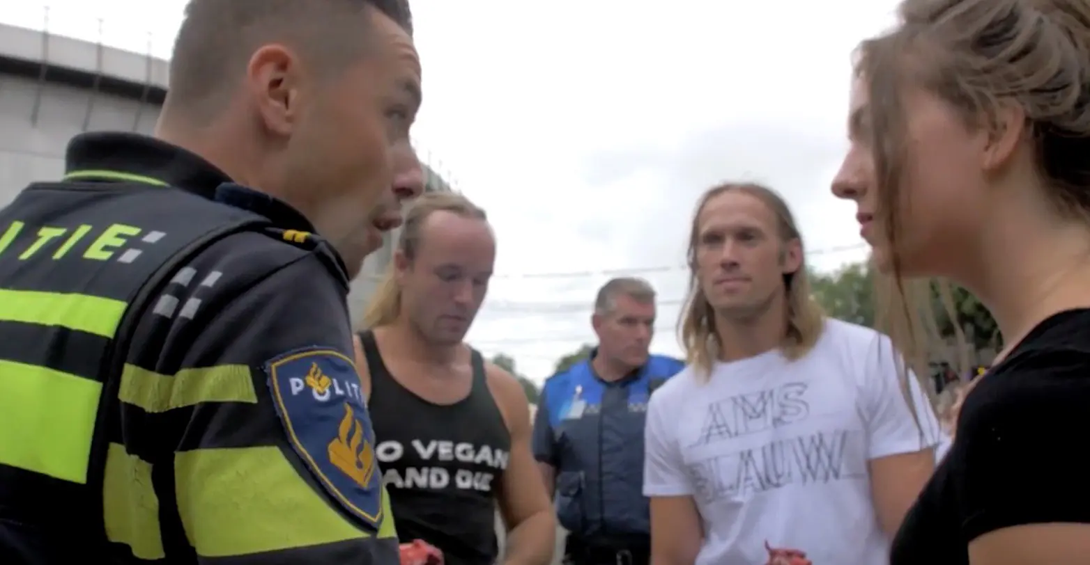 Comió carne cruda en Festival Vegano y así reaccionaron