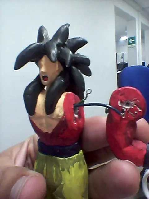 Goku super sayayin 4 en madera
