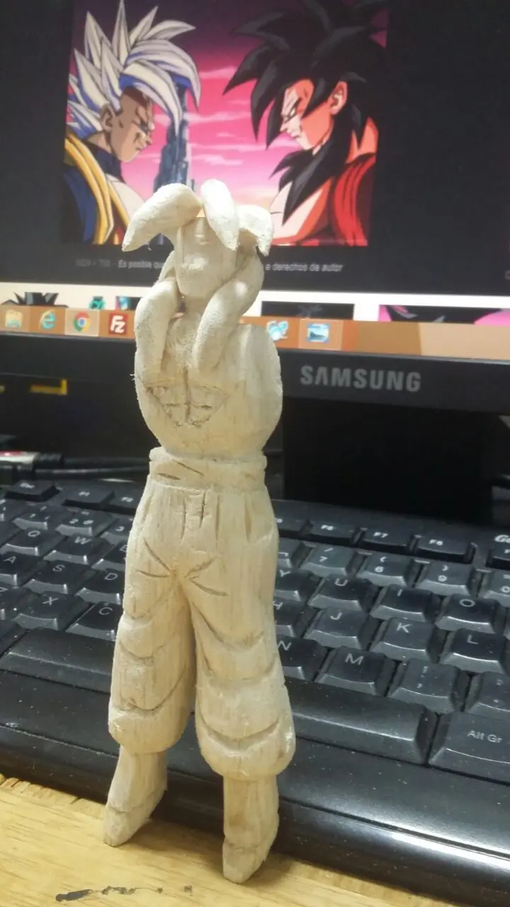 Goku super sayayin 4 en madera