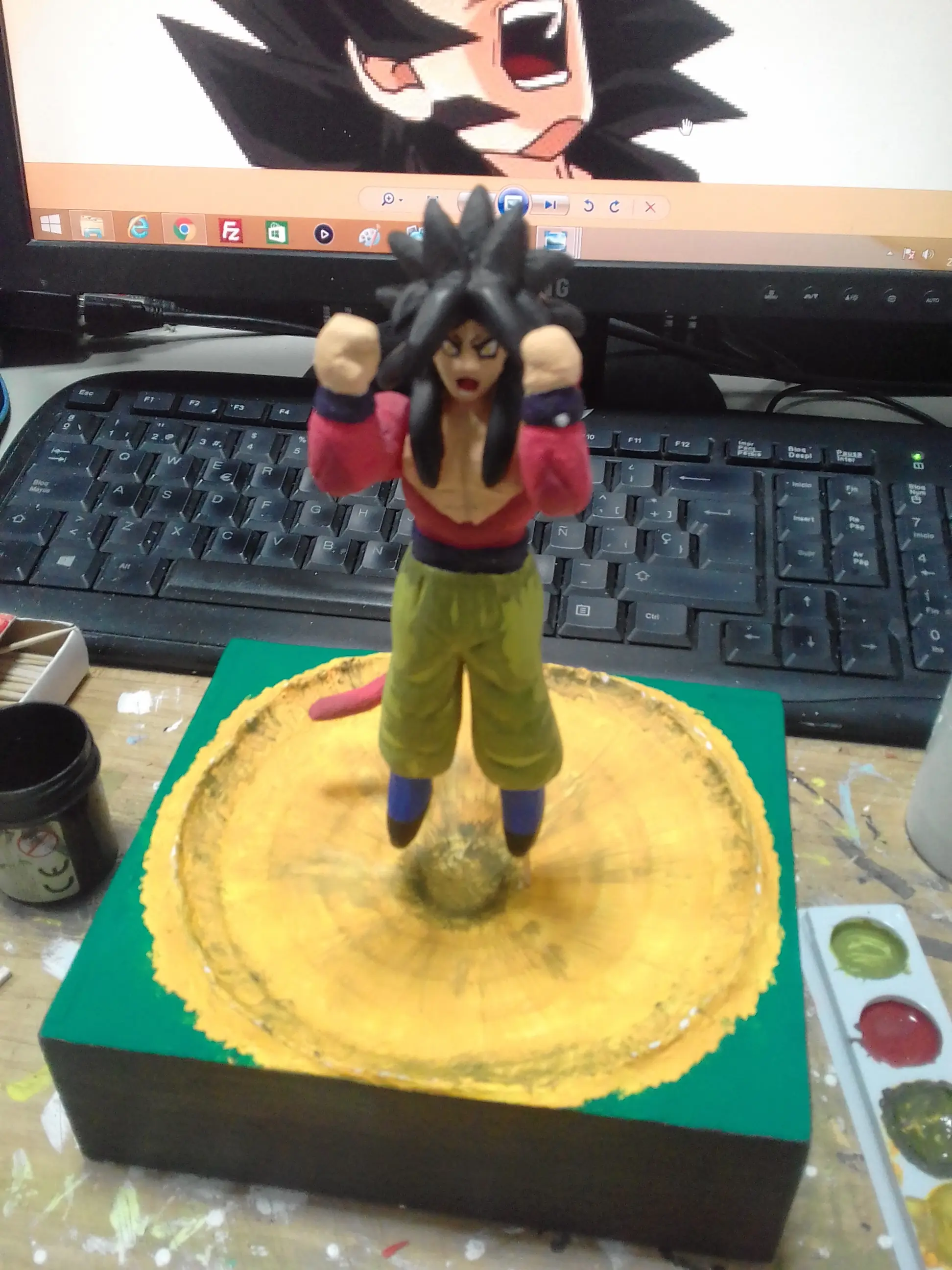 Goku super sayayin 4 en madera
