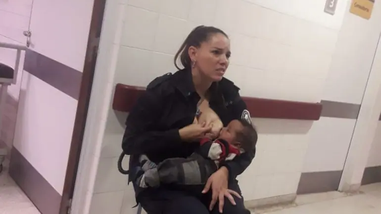 amamantando a otro bebe