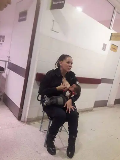Conmovedora historia del bebé que fue amamantado por policía