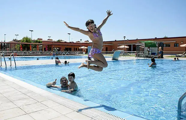 Una mujer es expulsada de una piscina por este traje de baño