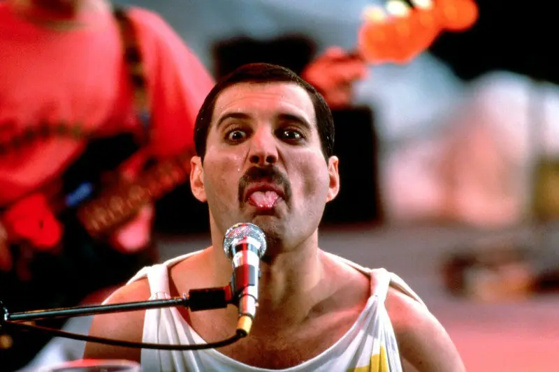 ¿Por qué Freddie Mercury nunca se arregló los dientes?