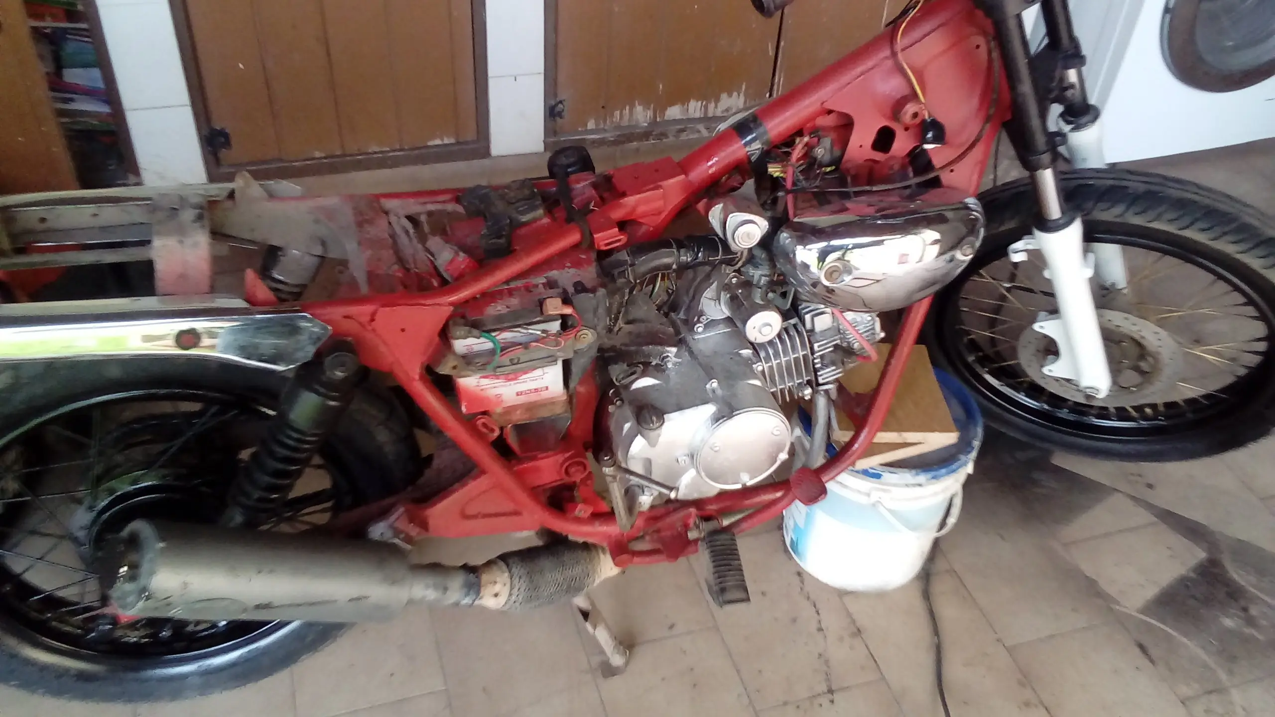 MOTOS
