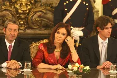Golpista con Cristina, sumiso con Macri